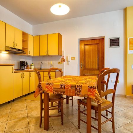 Apartments With A Parking Space Mali Losinj Exterior photo