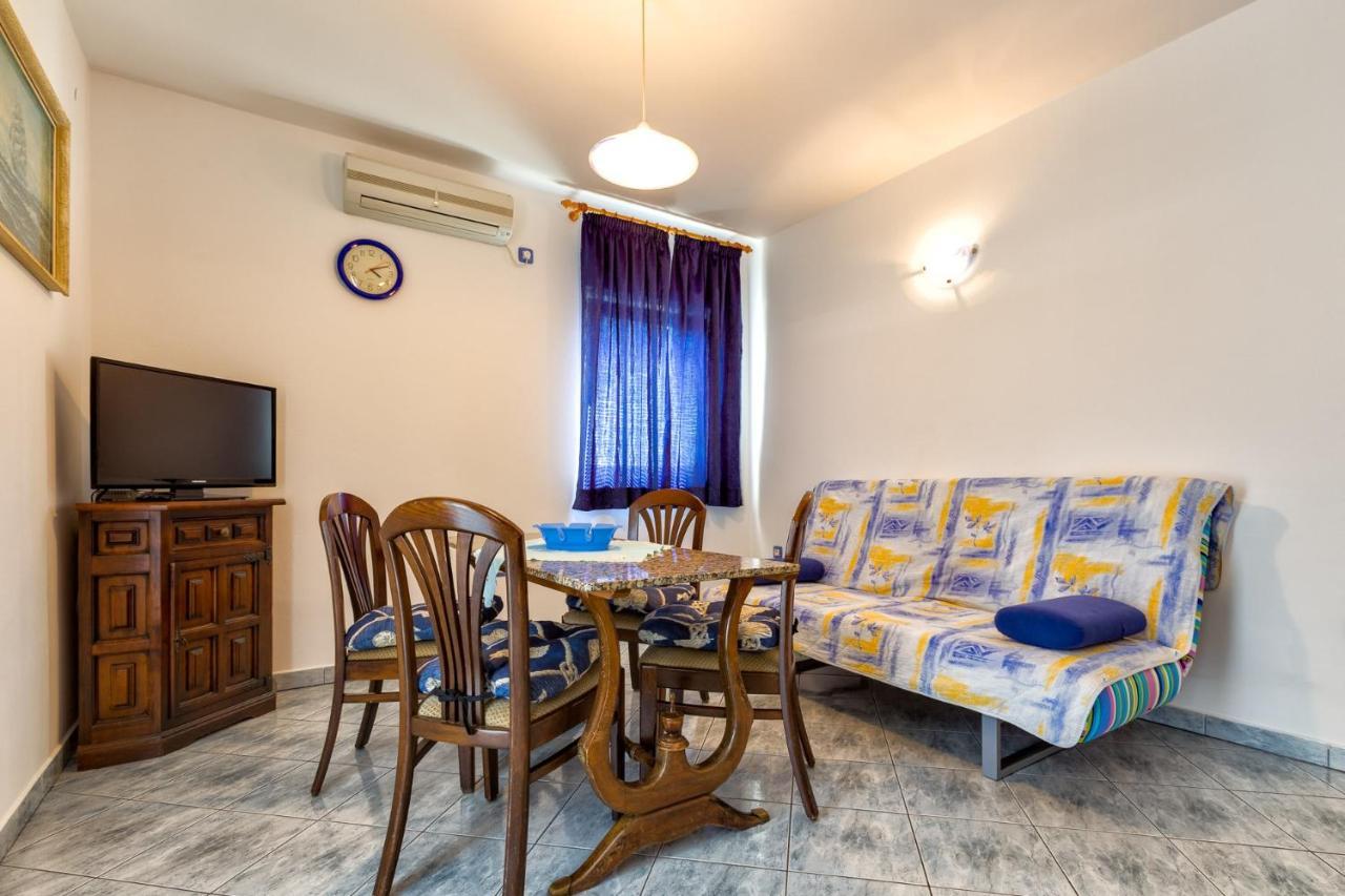 Apartments With A Parking Space Mali Losinj Exterior photo